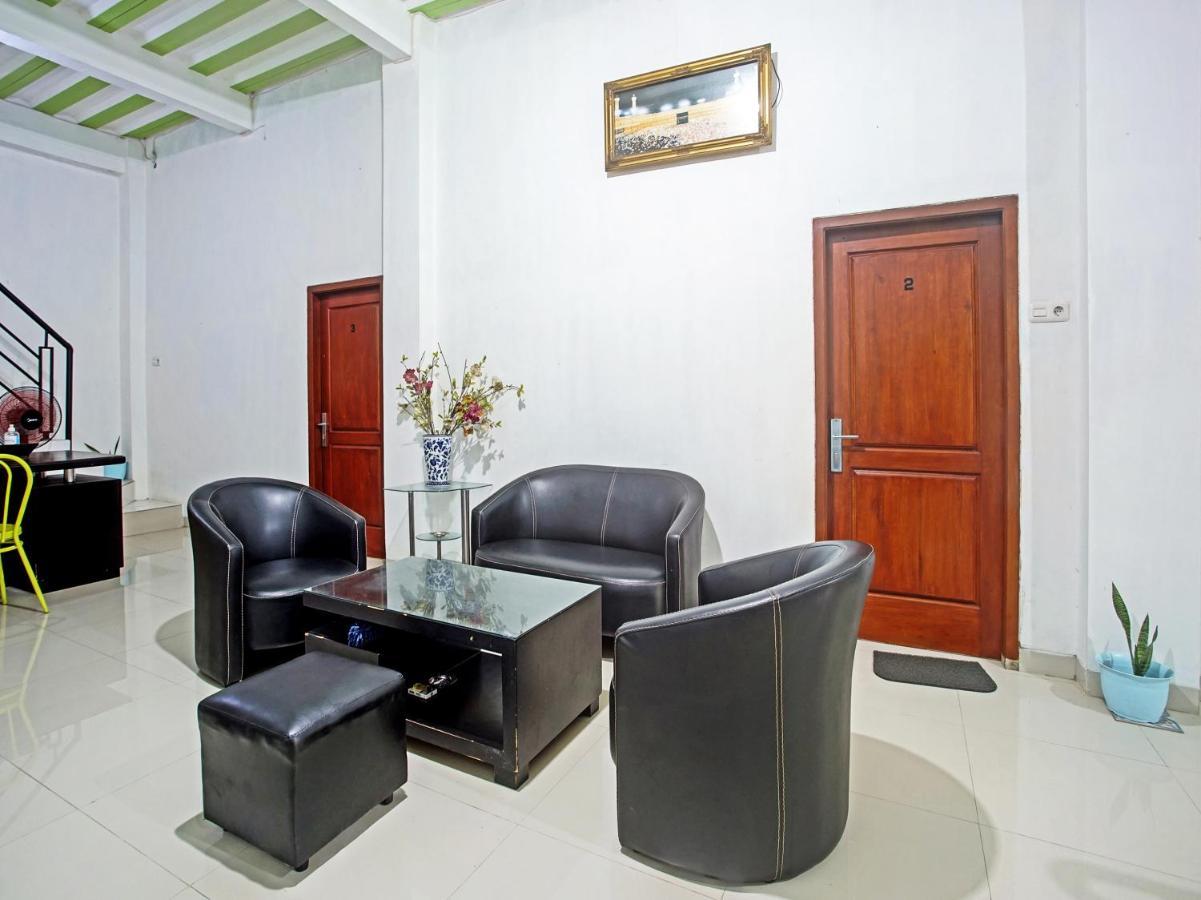 Oyo Life 90587 Domen Homestay Syariah Krui Exterior photo