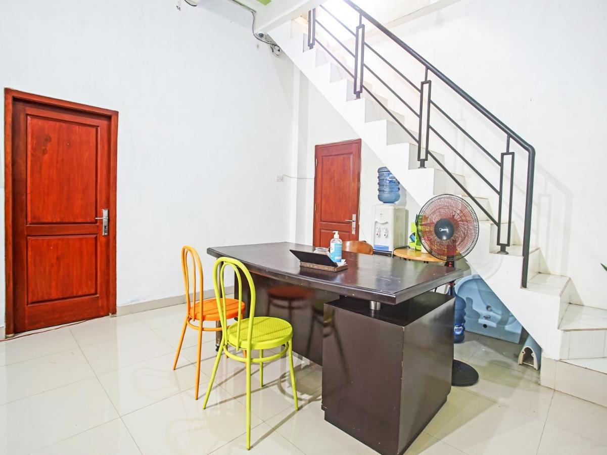 Oyo Life 90587 Domen Homestay Syariah Krui Exterior photo